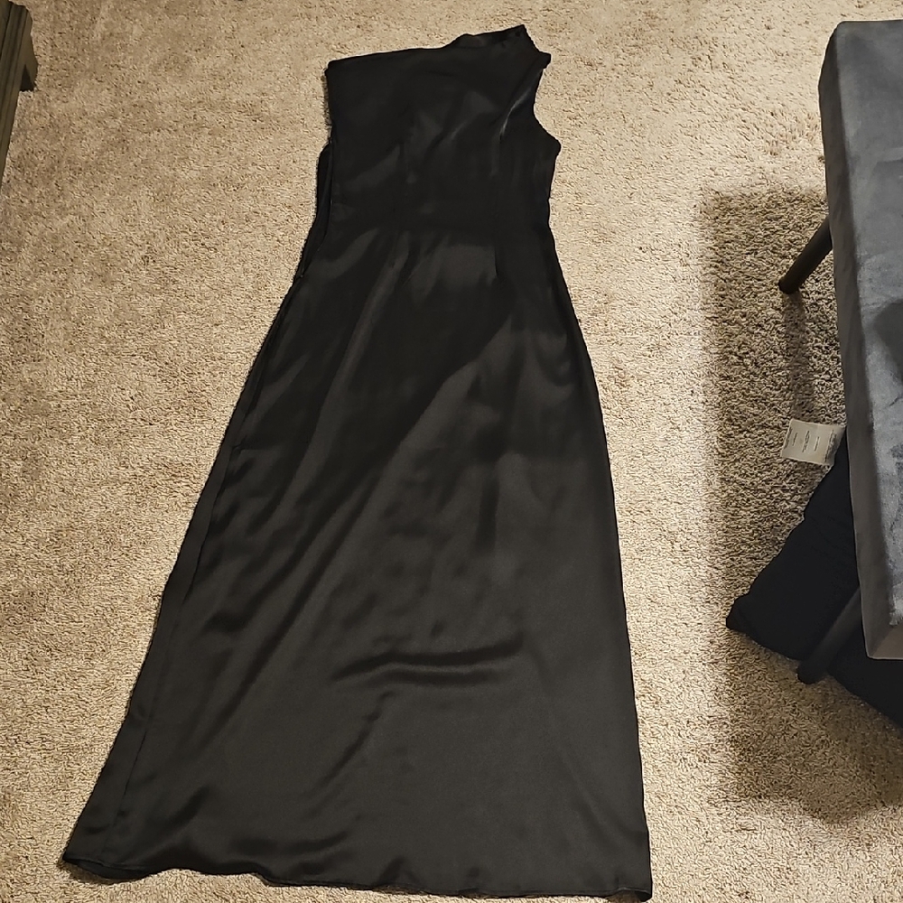 Elegant Black One Shoulder Gown - Picture 5 of 7